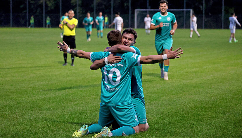 Deckel drauf: Mirco Born (vorne) erzielte zwei Tore beim 4:0-Erfolg seines VfR Heilbronn beim SV Schluchtern. In dieser Szene l&auml;sst er sich nach seinem Tor zum 4:0 feiern.