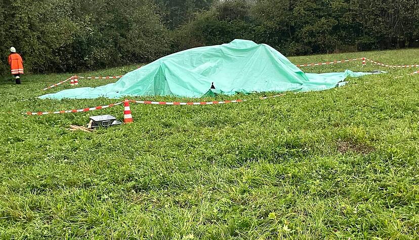Eine Plane verdeckt das abgestürzte Flugzeug. Eine Plane verdeckt das abgestürzte Flugzeug.