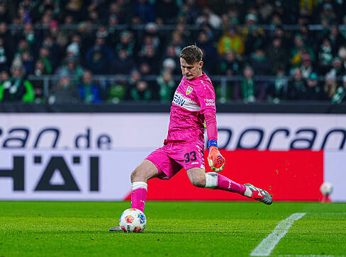 Alexander Nübel: Greift in den ersten zehn Minuten einige Mal mitentscheidend ein. Keine Patzer, ganz wichtig für den Nationaltorwart, der zuletzt immer wieder wackelte. Noch wichtiger: Die Null steht. Hatte aber in der zweiten Hälfte auch nicht mehr so viel zu tun. Note: 3 Alexander Nübel: Greift in den ersten zehn Minuten einige Mal mitentscheidend ein. Keine Patzer, ganz wichtig für den Nationaltorwart, der zuletzt immer wieder wackelte. Noch wichtiger: Die Null steht. Hatte aber in der zweiten Hälfte auch nicht mehr so viel zu tun. Note: 3