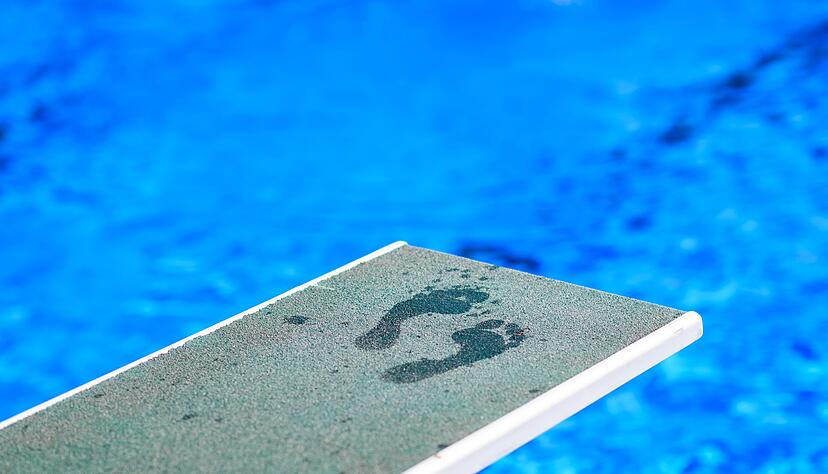 Wer im Schwimmbad barfu&szlig; unterwegs ist, muss damit rechnen, Pilzsporen zu begegnen.