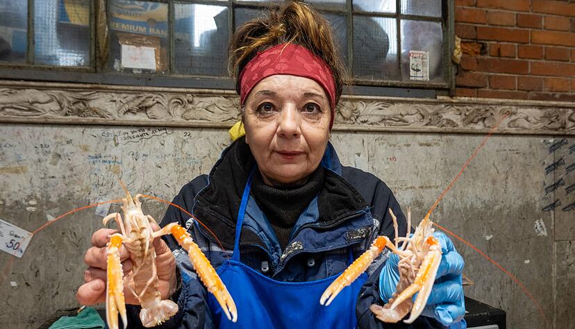 Snježana Sironić verkauft in der Fischhalle Rijeka Scampi.