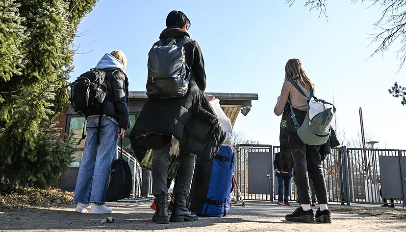 Junge Fl&uuml;chtlinge aus der Ukraine warten an der Hauptpforte der Landeserstaufnahmeeinrichtung, um hereingelassen zu werden.