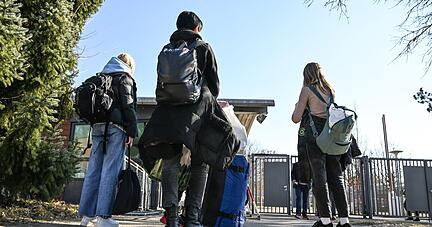 Junge Fl&uuml;chtlinge aus der Ukraine warten an der Hauptpforte der Landeserstaufnahmeeinrichtung, um hereingelassen zu werden.