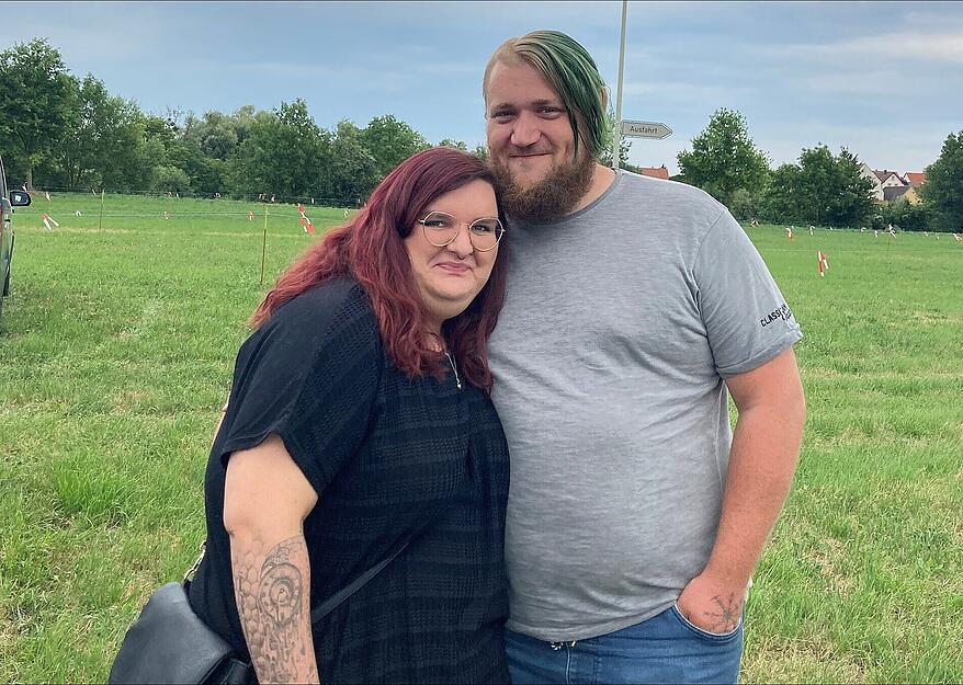 Lisa und Thomas Krause, frisch verheiratet und wegen den Bratwürsten zu Besuch auf dem Wimpfener Talmarkt.