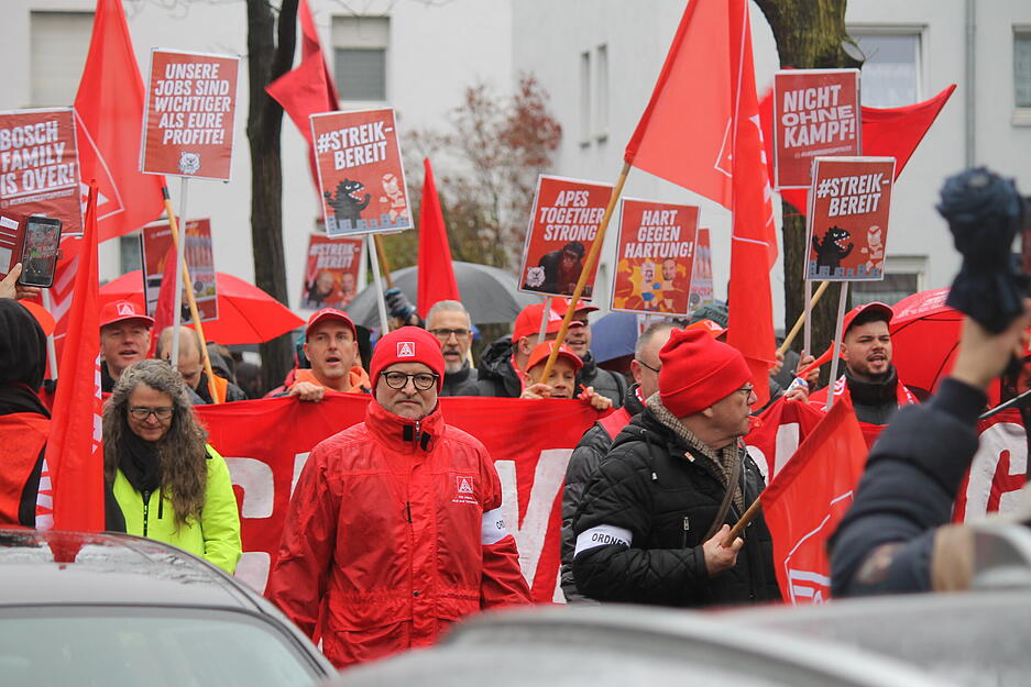 Große Solidarität prägt die Atmosphäre: Auch Kolleginnen und Kollegen von anderen Bosch-Standorten unterstützen die Demo.