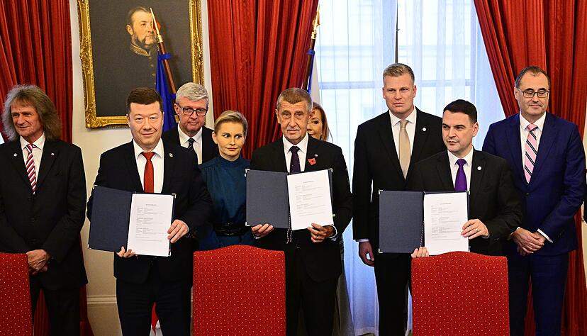 Andrej Babis (M), tschechischer Milliard&auml;r und Gr&uuml;nder der Partei ANO, stellt mit den Vorsitzenden der ultrarechten Freiheit und direkte Demokratie (SPD) und der Autofahrerpartei Motoristen einen Koalitionsvertrag vor.