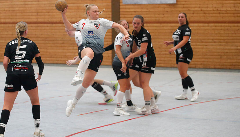 Das klebrige Harz hilft dabei, den Ball auch mit einer Hand bequem zu halten und zu fangen. Manche trickreichen W&uuml;rfe werden dadurch erst m&ouml;glich. Das Foto stammt aus einem Spiel der HSG Hohenlohe in der Frauen-Verbandsliga.
Foto: Schmerbeck
