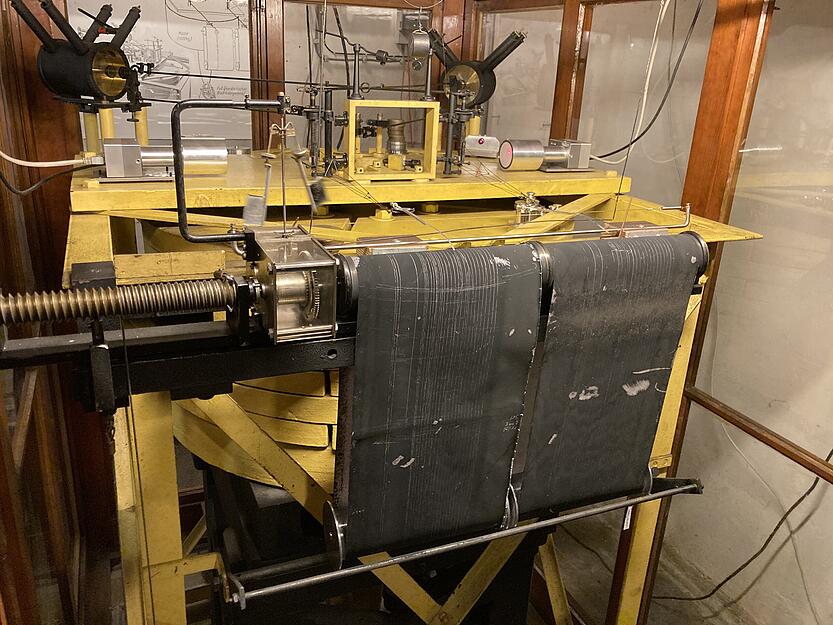 Der Vertikalseismograph ist ein Pendel, das auf einer Spitze steht. Hier muss st&auml;ndig nachjustiert werden. Daf&uuml;r sind die Messungen hochpr&auml;zise.