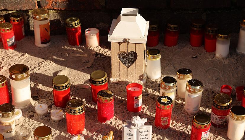 Viele Kerzen erinnern an den achtj&auml;hrigen Fabian, der einem Gewaltverbrechen zum Opfer fiel.