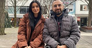 In den Sozialen Medien kl&auml;ren Sania Kohansal und Nima Salem &uuml;ber die Lage im Iran auf und machen sich f&uuml;r einen langfristigen Wandel in dem Land stark.