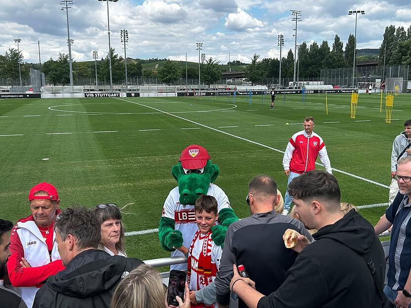 Auch Fritzle war dabei. Das Maskottchen sorgte für Stimmung vor dem Training.