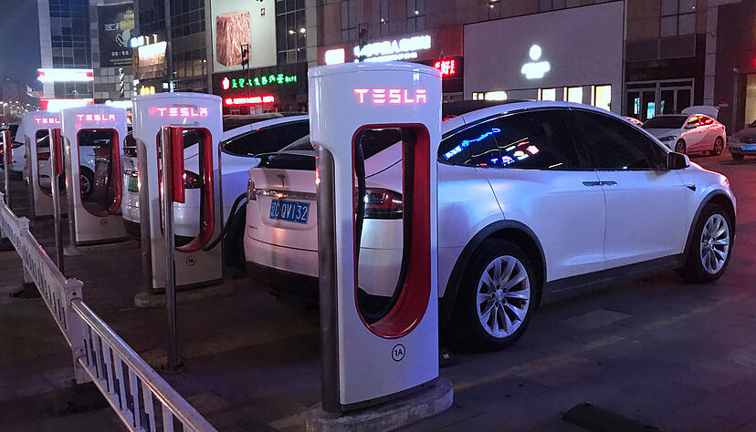 Tesla hat sein eigenes Ladenetz, an dem E-Autos wie hier in der nordostchinesischen Provinz Liaoning auftanken können. Im ganzen Land gewinnt die E-Mobilität an Fahrt. Foto: dpa Tesla hat sein eigenes Ladenetz, an dem E-Autos wie hier in der nordostchinesischen Provinz Liaoning auftanken können. Im ganzen Land gewinnt die E-Mobilität an Fahrt. Foto: dpa