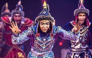 Die Artistengruppe Zola aus der Mongolei zeigt eine 14 Meter hohe Menschenpyramide.
Fotos: privat Die Artistengruppe Zola aus der Mongolei zeigt eine 14 Meter hohe Menschenpyramide.
Fotos: privat