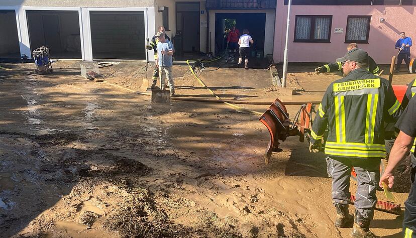 Aufräumarbeiten am Tag danach: Feuerwehrkräfte nach dem Unwetter in Gemmingen. Aufräumarbeiten am Tag danach: Feuerwehrkräfte nach dem Unwetter in Gemmingen.