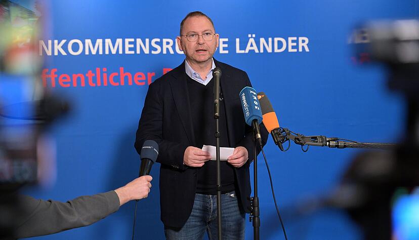 Frank Werneke, Vorsitzender der Vereinten Dienstleistungsgewerkschaft (Verdi), spricht zu den Ergebnissen Tarifverhandlungen f&uuml;r die Besch&auml;ftigten des &ouml;ffentlichen Diensts der L&auml;nder.