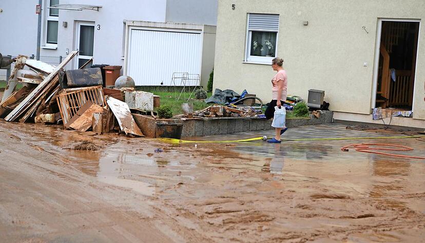 Am Samstagmorgen begannen die Betroffenen mit dem Aufräumen. Am Abend verteilte die Feuerwehr im Bereich der Talstraße Sandsäcke, um Folgeschäden bei weiteren Regenfällen vorzubeugen.Foto: Theuer Am Samstagmorgen begannen die Betroffenen mit dem Aufräumen. Am Abend verteilte die Feuerwehr im Bereich der Talstraße Sandsäcke, um Folgeschäden bei weiteren Regenfällen vorzubeugen.Foto: Theuer