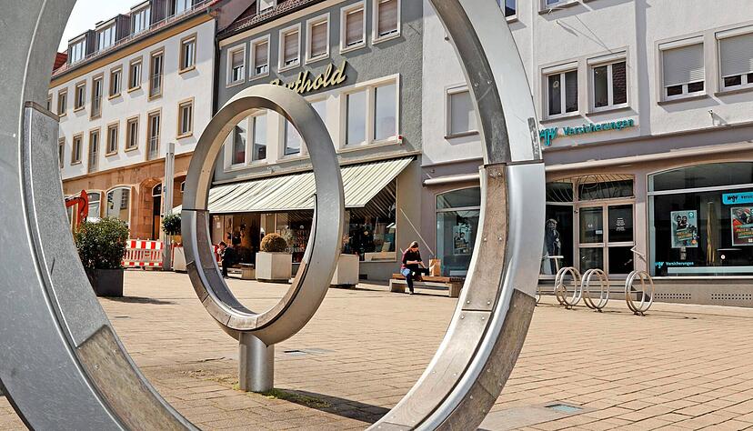 Wie leer gefegt: Derzeit ist in der Neckarsulmer Innenstadt aufgrund des Lockdowns sehr wenig los. Mit einer Öffnungsstrategie nach dem Tübinger Modell könnte sich das ändern. Die Stadt hat sich darum beworben.
Foto: Ralf Seidel Wie leer gefegt: Derzeit ist in der Neckarsulmer Innenstadt aufgrund des Lockdowns sehr wenig los. Mit einer Öffnungsstrategie nach dem Tübinger Modell könnte sich das ändern. Die Stadt hat sich darum beworben.
Foto: Ralf Seidel