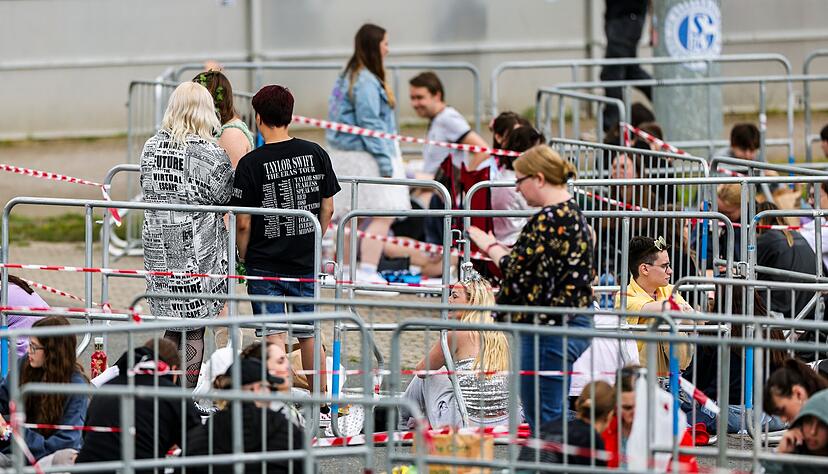 Für die beste Sicht harren die «Swifties» zum Teil viele Stunden vor der Arena aus. Für die beste Sicht harren die «Swifties» zum Teil viele Stunden vor der Arena aus.