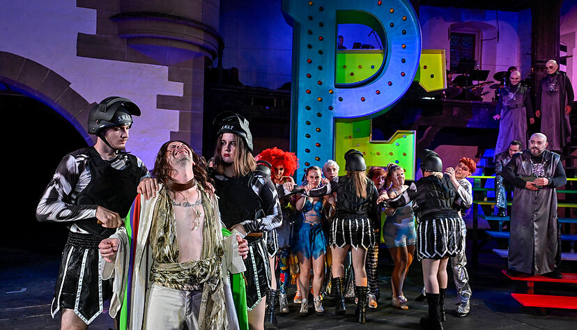 Jesus (Denis Fischer) in den Fänger römischer Soldaten: Andrew Lloyd Webbers Musical aus den Siebzigern verhandelt die letzten sieben Tage im Leben des charismatischen Religionsstifters.