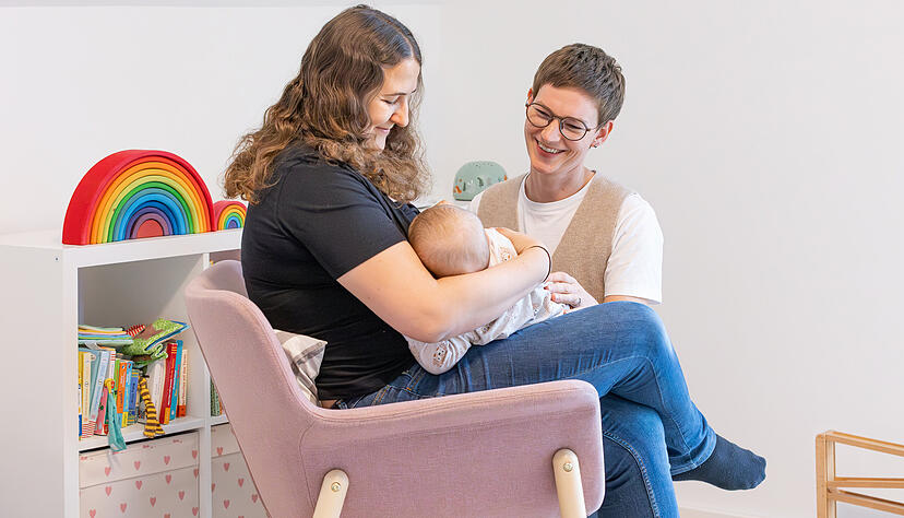 Melanie Luzens (rechts) besucht Mütter und Babys daheim und gibt Tipps, auch fürs Stillen.  Foto: Lina Bihr