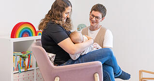 Melanie Luzens (rechts) besucht Mütter und Babys daheim und gibt Tipps, auch fürs Stillen. Foto: Lina Bihr Melanie Luzens (rechts) besucht Mütter und Babys daheim und gibt Tipps, auch fürs Stillen. Foto: Lina Bihr