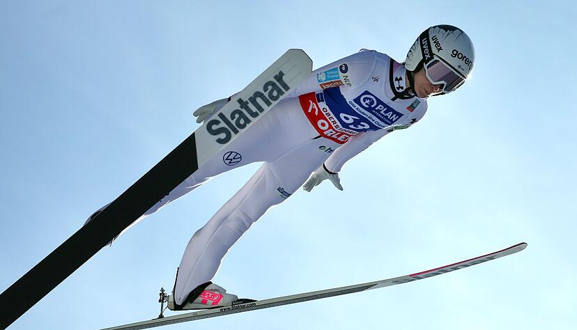 Nika Prevc springt in Oberstdorf.