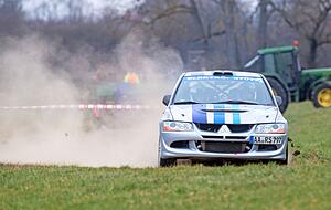 Für Ralf und Leon Stütz bleibt der Ausflug in die Wiese ohne Folgen − dem Allradantrieb ihres Lancers sei Dank. Doch Zeit verliert das Duo auf der zweiten WP trotzdem. Für Ralf und Leon Stütz bleibt der Ausflug in die Wiese ohne Folgen − dem Allradantrieb ihres Lancers sei Dank. Doch Zeit verliert das Duo auf der zweiten WP trotzdem.