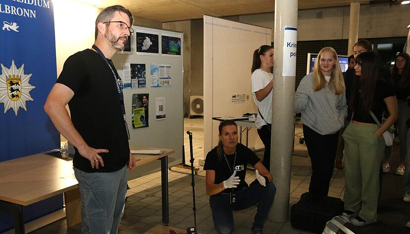 Überführt: Spezielles Licht macht die vorher unsichtbaren Schuhabdrücke erkennbar, die per Folie als Beweisstück abgenommen werden. Überführt: Spezielles Licht macht die vorher unsichtbaren Schuhabdrücke erkennbar, die per Folie als Beweisstück abgenommen werden.