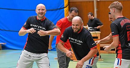 Ein bisschen Spaß muss sein, doch Spielertrainer Goran Mijic (links) und Abwehr-Experte Sinisa Cibula (Mitte) wollen auch sportlich Fortschritte machen.
Foto: Mario Berger
