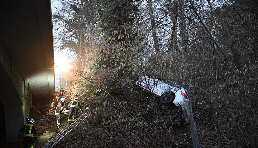 Das Auto landete in unwegsamen Gelände. Damit der Notarzt überhaupt an das Wrack kam, machte die Feuerwehr den Weg frei. Das Auto landete in unwegsamen Gelände. Damit der Notarzt überhaupt an das Wrack kam, machte die Feuerwehr den Weg frei.