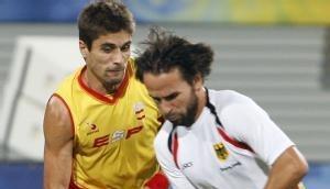 Tibor Weissenborn (r) spielt die Kugel vor Pol Amat. Tibor Weissenborn (r) spielt die Kugel vor Pol Amat.