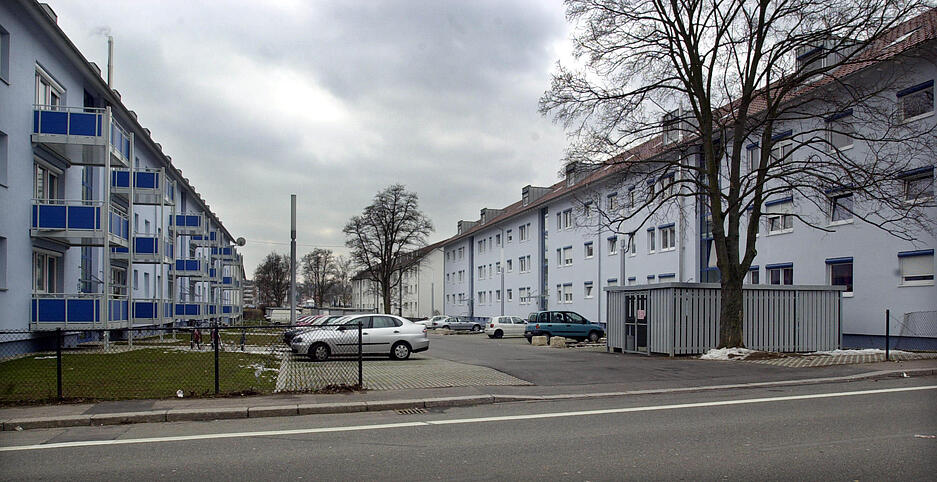 Blick auf die John-F. Kennedy-Siedlung im Heilbronner Süden. Ein Teil der ehemaligen Army-Gebäude aus den 1950er Jahren sind saniert, Balkone sind angebaut. Wohnraum für eine vielfältige Bevölkerungsschicht ist das Konzept. Aufnahme aus dem Jahr 2005.