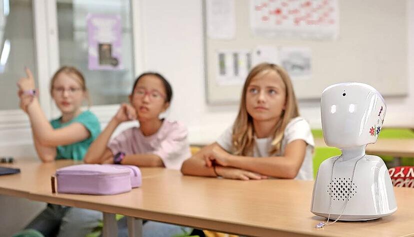 Durch den Avatar kann die schwerkranke Fünftklässlerin Emma von überall am Unterricht teilnehmen. Sie kennt ihre Mitschüler im Mönchsee-Gymnasium Heilbronn, obwohl sie selbst das Klassenzimmer noch nie betreten hat.