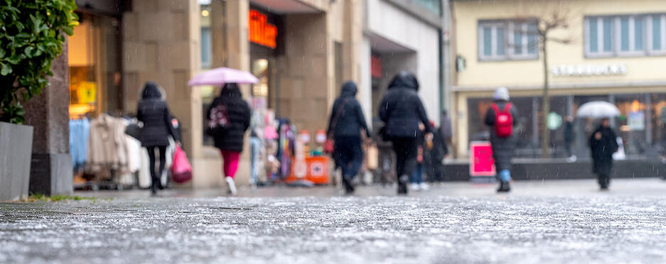 Eine dünne Eisschicht hat sich in der Heilbronner Innenstadt gebildet.