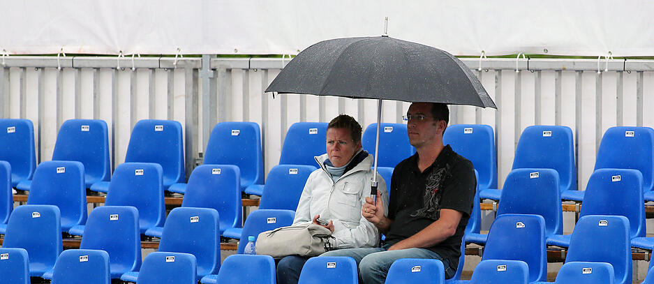 2016: Zuschauer beim 3. Neckar-Cup kommen auch bei Regen.