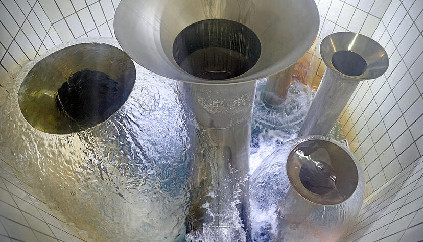 Aus diesen "Trompeten" sprudeln im Pumpwerk Frankenbach Bodensee- und Eigenwasser. Gleichzeitig wird das Wasser durchmischt. Aus diesen "Trompeten" sprudeln im Pumpwerk Frankenbach Bodensee- und Eigenwasser. Gleichzeitig wird das Wasser durchmischt.