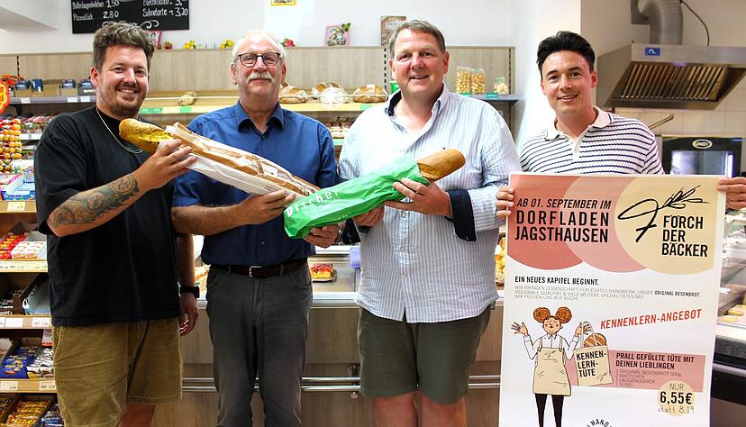 Neues Gebäck an alter Stelle (von links): Bäckermeister Felix Gosch von der Bäckerei Förch, Bürgermeister Roland Halter, Bäckermeister Andreas Discher und Förch-Vertriebsleiter Louis Füger. Foto: Daniel Hagmann Neues Gebäck an alter Stelle (von links): Bäckermeister Felix Gosch von der Bäckerei Förch, Bürgermeister Roland Halter, Bäckermeister Andreas Discher und Förch-Vertriebsleiter Louis Füger. Foto: Daniel Hagmann