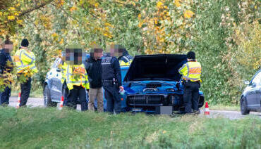 Mit zahlreichen Kräften ist die Polizei auf der Neckartalstraße in Heilbronn im Einsatz.