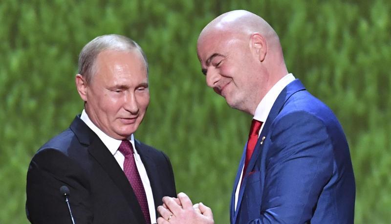 Ein Herz und eine Seele: Russlands Präsident Wladimir Putin (l) und FIFA-Chef Gianni Infantino beim Galakonzert im Bolschoi-Theater.