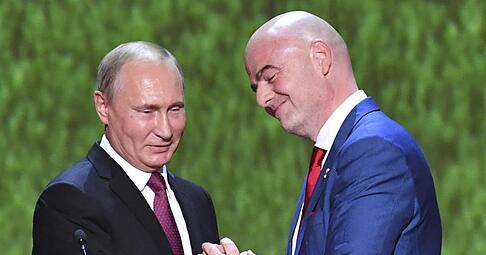 Ein Herz und eine Seele: Russlands Präsident Wladimir Putin (l) und FIFA-Chef Gianni Infantino beim Galakonzert im Bolschoi-Theater.