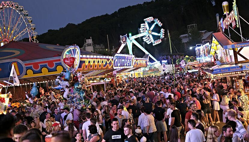 In den späten Abendstunden strömen die Besucher auf den Wimpfener Talmarkt. Vorher ist es den meisten zu heiß. Foto: Dennis Mugler In den späten Abendstunden strömen die Besucher auf den Wimpfener Talmarkt. Vorher ist es den meisten zu heiß. Foto: Dennis Mugler