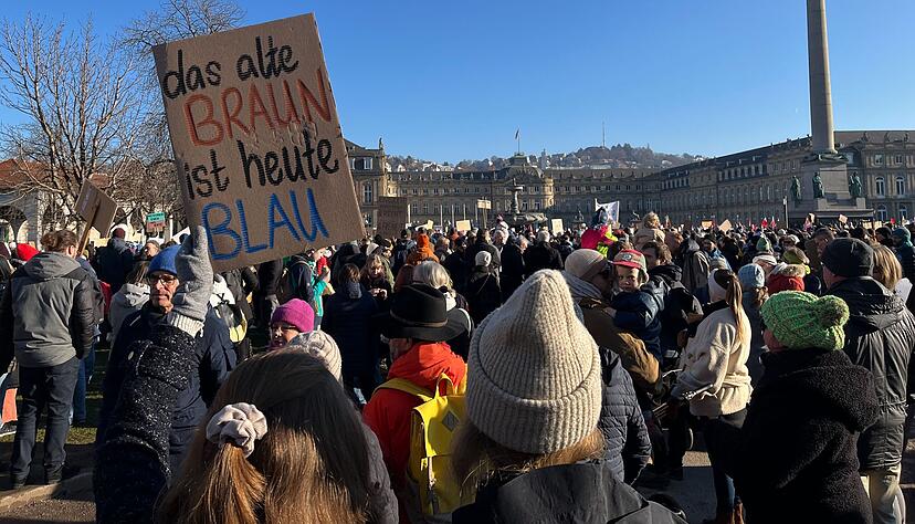 Kundgebung auf dem Stuttgarter Schlossplatz – tausende Menschen gehen derzeit in Deutschland auf die Straßen. Kundgebung auf dem Stuttgarter Schlossplatz – tausende Menschen gehen derzeit in Deutschland auf die Straßen.