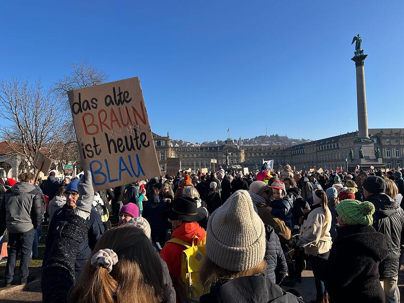 Kundgebung auf dem Stuttgarter Schlossplatz.