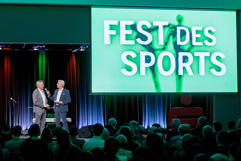 Das Fest des Sports, das am Abend in der Heilbronner Sparkasse stattfand, wurde moderiert von Tilmann Distelbarth, Geschäftsführer der Stimme Mediengruppe (links), und Stimme-Chefredakteur Uwe Ralf Heer (rechts).