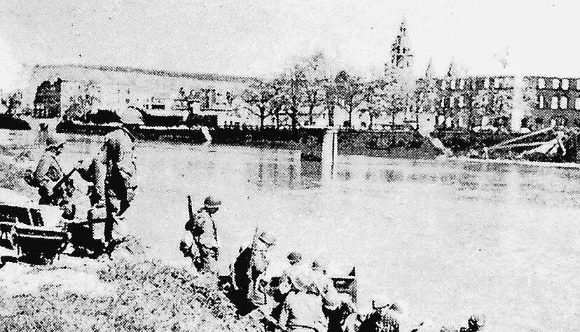 US-Soldaten in einem Boot am Altneckar vor der zerstörten Götzenturmbrücke, im Hintergrund die Obere Neckarstraße und der Kiliansturm. US-Soldaten in einem Boot am Altneckar vor der zerstörten Götzenturmbrücke, im Hintergrund die Obere Neckarstraße und der Kiliansturm.