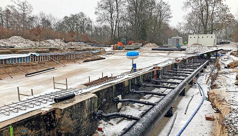 Im vergangenen Sommer genossen die Gäste hier noch das kühle Nass. Seit Mitte September ist das Wellenbecken eine Baustelle.