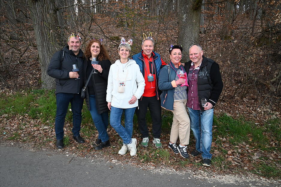Kurze Pause auf dem Weg durch den Weinberg. Zeit für ein Foto beim Rebenglühen muss sein.