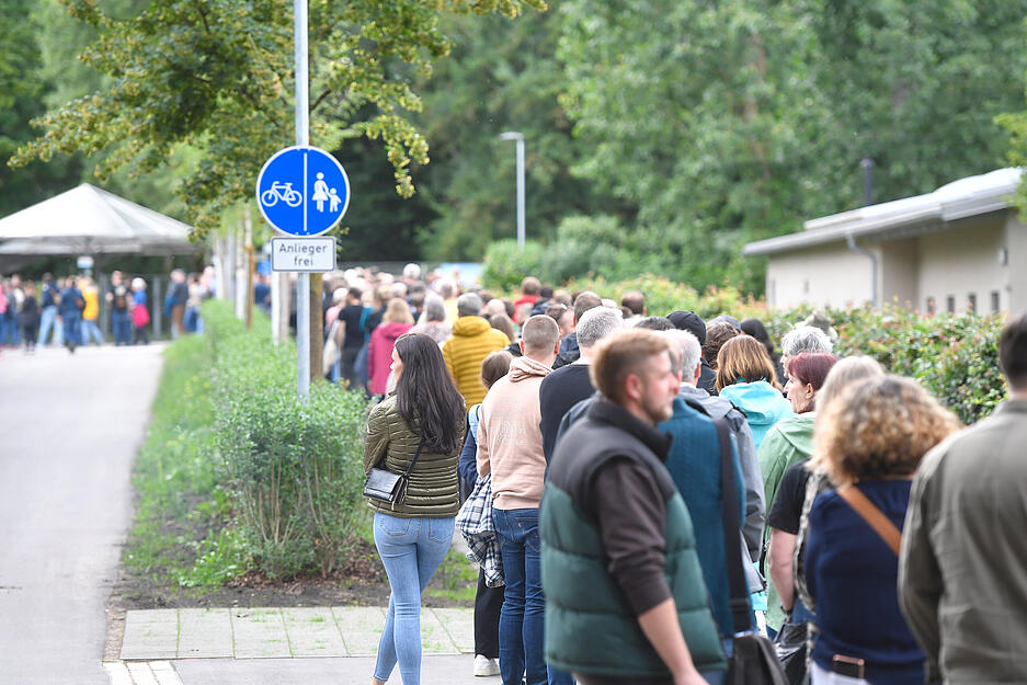 Während Sting und seine Bandkollegen gegen halb sechs auf dem Gelände ankommen, warten einige Fans auf den Einlass.