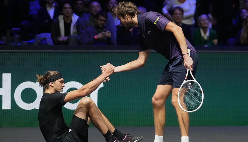 Daniil Medwedew hilft Alexander Zverev (l) nach einem Sturz auf. Daniil Medwedew hilft Alexander Zverev (l) nach einem Sturz auf.