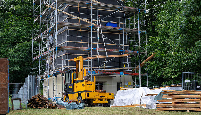 Der Steinknickle-Turm in Neuh&uuml;tten war von Juli bis Oktober 2025 einger&uuml;stet. Die marode Schalung mussten entfernt, eine neue Au&szlig;enhaut angebracht werden.